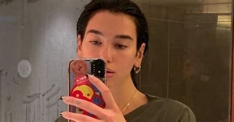 dua lipa shower selfie|Dua Lipa just shared a bathtub selfie and you have to。